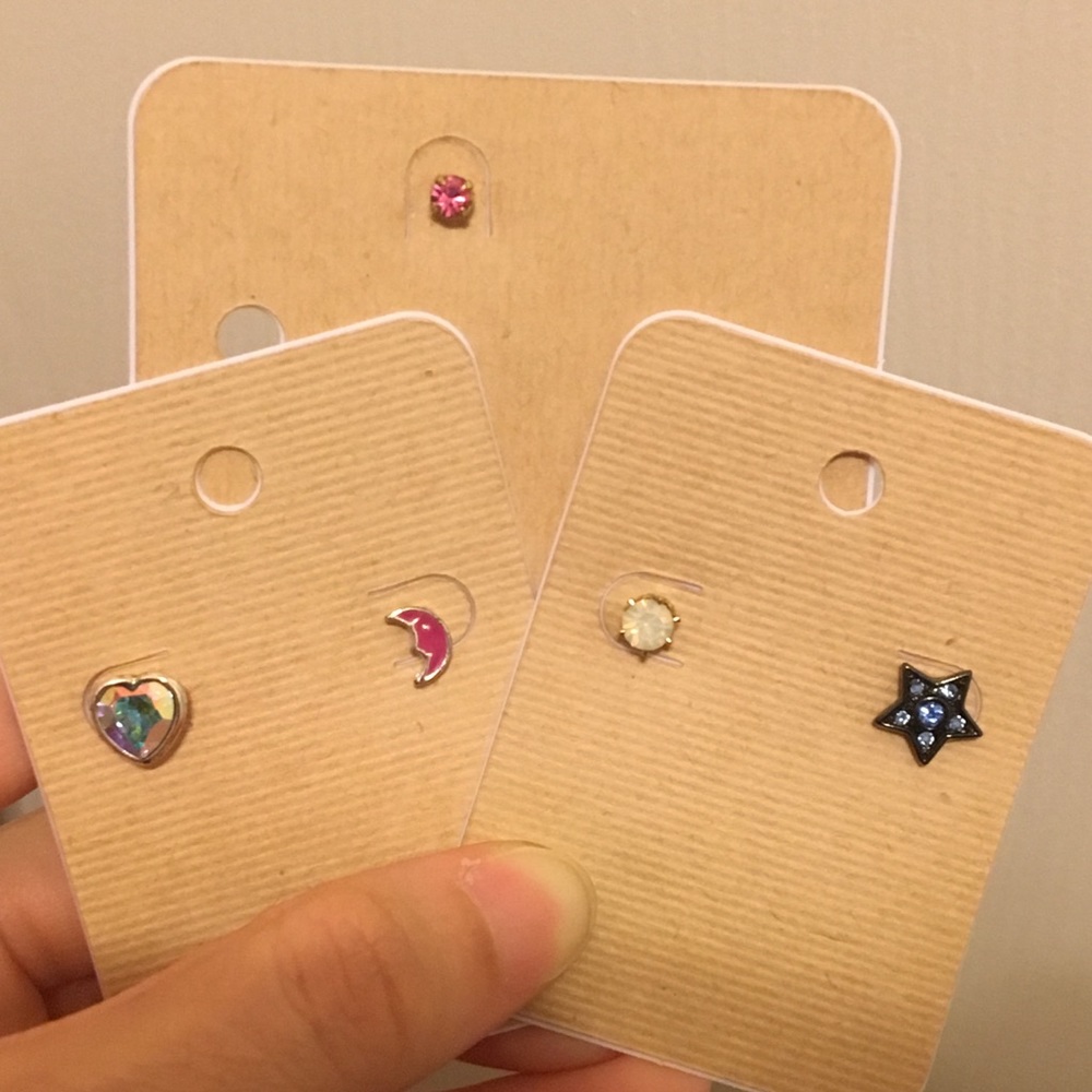Betsy Johnson Mismatched Stud Earrings✨ - Picture 1 of 2